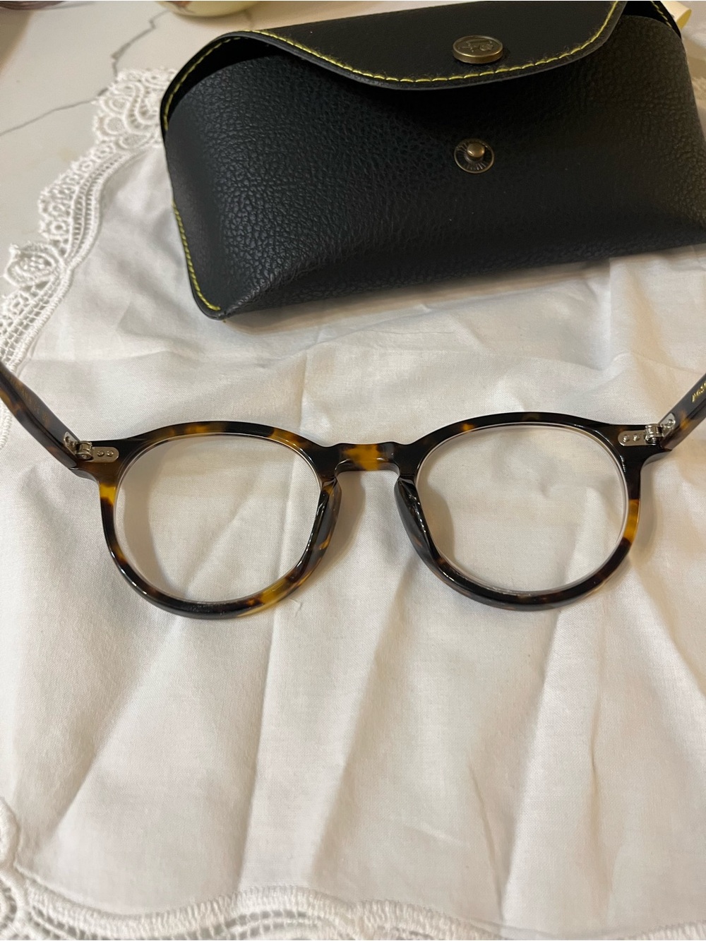 MOSCOT Tortoiseshell Round Frame Sunglasses with Gradient Lenses - Picture 4 of 6